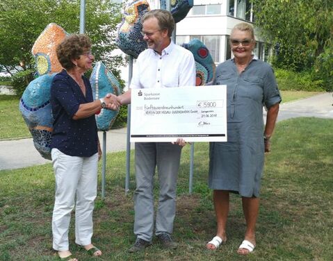 Golferinnen aus Leidenschaft und für einen guten Zweck (v.l.n.r.): Eveline Blank überreicht einen Scheck über 5900 Euro an Dr. Klaus Scheidtmann vom Hegau-Jugendwerk Gailingen. Rechts im Bild Golferin Ilse Feix. Bild: HJW